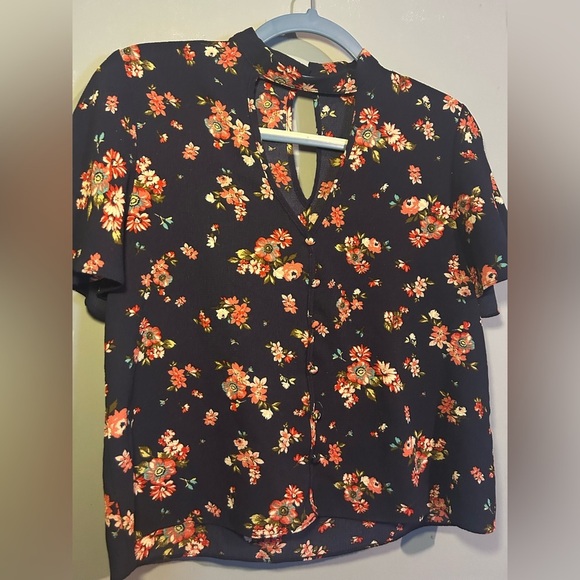 Kaii Los Angelos floral blouse with key hole detail in front and back. Gorgeous! - Picture 9 of 10